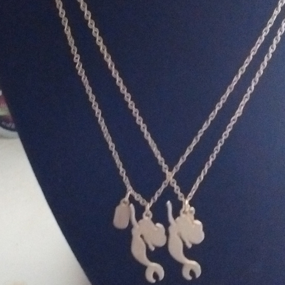 pair of BFF mermaid necklaces - Picture 2 of 8